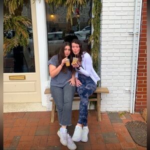 Meet your Poshers, Melis and Gracie 💅